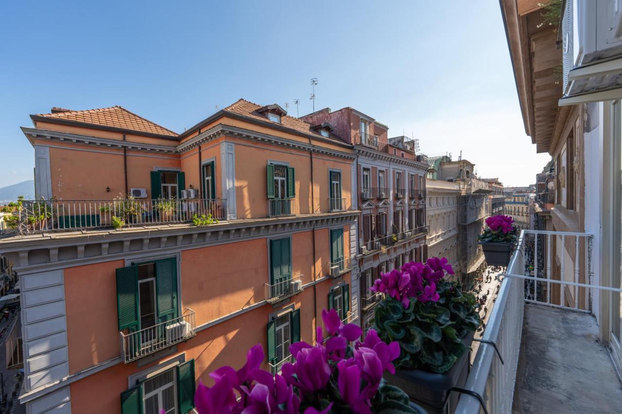 Teatro Toledo 272 Bed & Breakfast Napoli Bagian luar foto