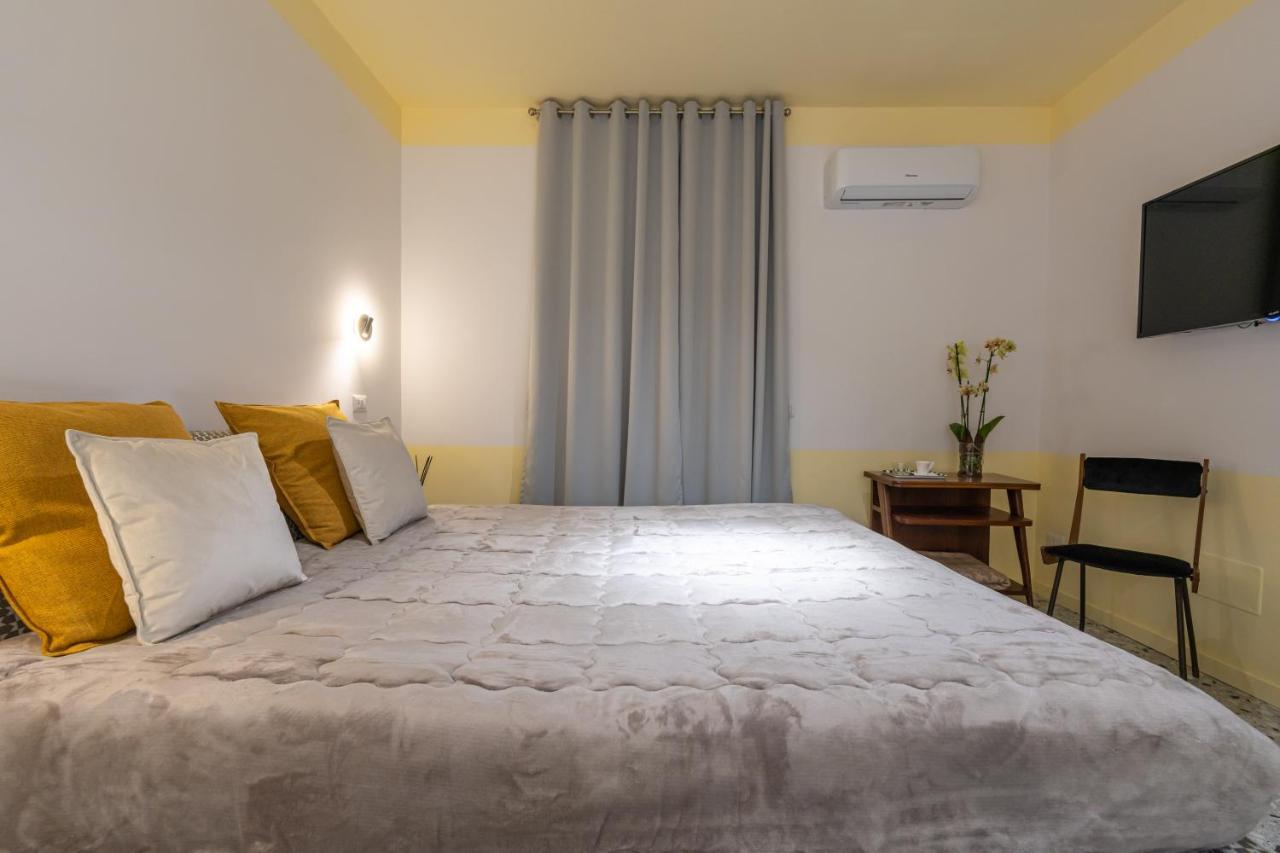 Teatro Toledo 272 Bed & Breakfast Napoli Bagian luar foto