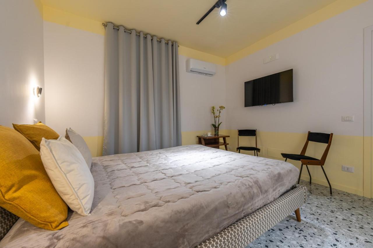 Teatro Toledo 272 Bed & Breakfast Napoli Bagian luar foto