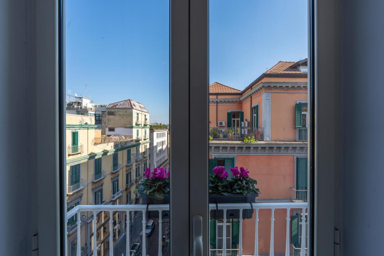 Teatro Toledo 272 Bed & Breakfast Napoli Bagian luar foto
